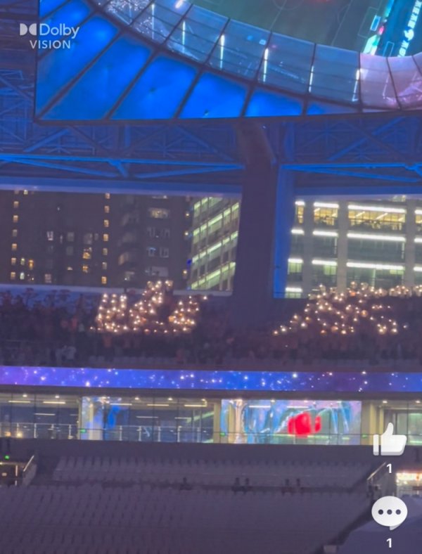 存眷山东！远征客场，泰山球迷用闪光灯拼出“山东”二字撑执球队