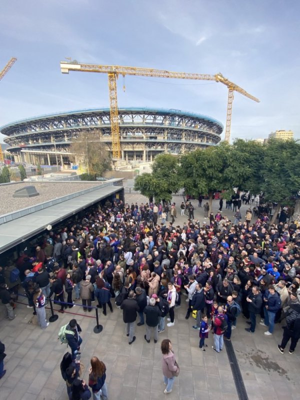 记者：巴萨的票务形式出现BUG，球迷很不悦况且被动列队领实体票