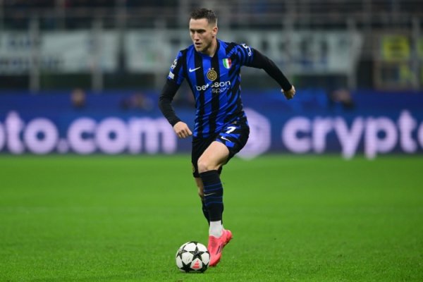 米体：泽林斯基对阵马竞时碰到肌肉问题，能否出战比萨仍概略情